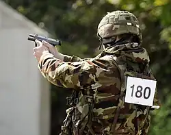 Um soldado irlandês treinando com uma USP.