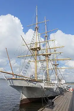 O veleiro Jarramas no exterior do museu