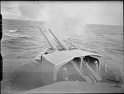 Torre parcialmente descoberta do contratorpedeiro HMS Kashmir.