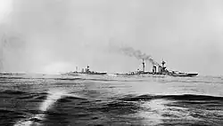 Os navios de guerra britânicos HMS&nbsp;Warspite e HMS&nbsp;Malaya partem para o confronto.
