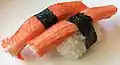 Sushi feito com kani-kama, tipo de surimi que imita carne de caranguejo.