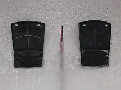 São mostrados dois suportes inclinados de cor preta