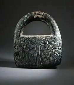 Peso com alça; final do III milênio-início do II milênio; clorite; 25.08 x 19.69 x 4.45&nbsp;cm; Los Angeles County Museum of Art.