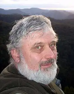 Homem com barba e suéter