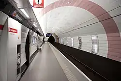 Haymarket, a primeira estação de metrô subterrânea a ser reformada, com o novo esquema de cores corporativo.