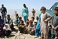 Grupo de hazaras assistindo uma inspeção de engenheiros do exército dos EUA a um projeto em sua província afegã.
