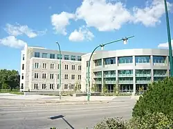 Asa E da Faculdade de Medicina, o prédio abriga diferentes departamentos da área de ciências da saúde.