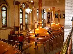 Interior da antiga cervejaria Heineken em Amsterdã, que agora é o museu Heineken Experience.