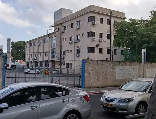 Casa Helen Keller em Tel Aviv, 2016. À direita: primeiro andar: filial de Tel Aviv; segundo andar: Acha; terceiro andar: Asach. À esquerda: o salão central, para conferências, festas e Assembleias Gerais.