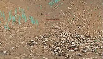 Mapa da porção oriental de Hellas Planitia (uma vasta cratera de impacto), mostrando dois grandes vales fluviais que se inclinam à esquerda, rumo ao leito da cratera.