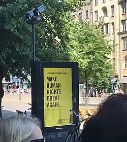 Anúncio da Anistia Internacional no centro de Helsinque