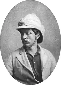 O explorador americano Henry Morton Stanley, usando um capacete colonial, em 1872.