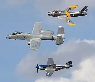 F-86 Sabre (acima), A-10 Thunderbolt II (centro) e P-51D Mustang (abaixo) se apresentando em Oshkosh em 2009.