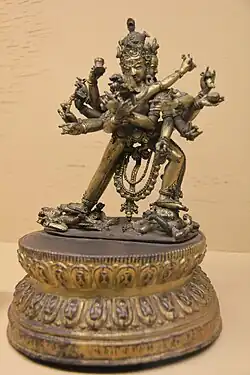 Heruka com prajna Vajravarahi. Descoberto no Nepal, estátua em exposição no Museu do Príncipe de Gales. (1544 d.C.).
