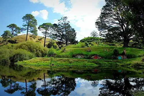 Hobbit holes com vista para o lago no set