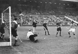 Terceiro gol da seleção indiana no final contra a Grã-Bretanha nas Olímpiadas de 1948.