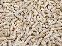 Imagem em close de um grande número de pelotas de madeira