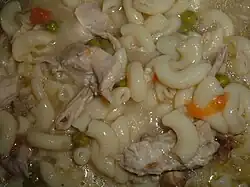 Sopa de frango caseira com macarrão, pedaços de frango, cenoura e aipo