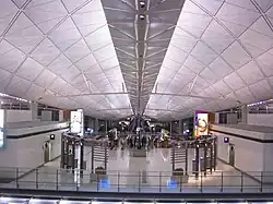 O telhado interior futurista do Aeroporto Internacional de Hong Kong me Hong Kong por Norman Foster, 1998