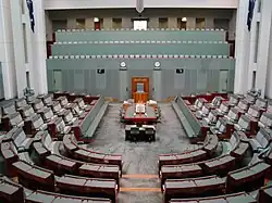 À esquerda fica a Casa dos Representantes