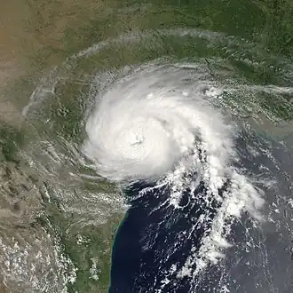 Vista da tempestade do espaço em 15 de julho de 2003. A tempestade aproximadamente circular está prestes a atingir o Texas. O México e a Louisiana são vistos ao sul e ao norte, respectivamente.