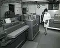 THINK da IBM em uma instalação de processamento de dados com cartões perfurados usando equipamentos IBM, c. 1960