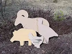 Alvos em papel cartão do mesmo formato e tamanho das silhuetas metálicas usados pela IHMSA nas competições de silhueta metálica.