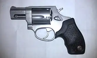 Taurus 605 em aço inoxidável fosco e cabo de borracha