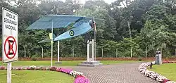 Vista lateral da réplica do avião de Ricardo Kirk, apresentada na praça Capitão Ricardo João Kirk, Porto União, SC