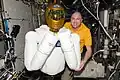 André Kuipers com o robô humanóide Robonauta2 no módulo Destiny da ISS.