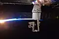 Dextre inspecionando o porta-malas do Dragon em 27 de maio de 2012