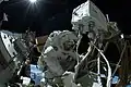 O norte-americano Gregory Wiseman realiza atividade extra-veicular durante a missão.