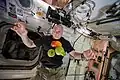 Scott Kelly flutuando entre legumes e frutas.