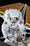 Peake faz sua caminhada espacial, a primeira de um astronauta britânico.