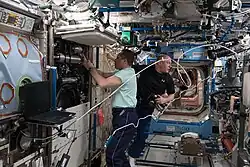 Astronautas trabalhando no módulo Unity.