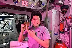 Norishige Kanai com uma alface produzida em órbita.