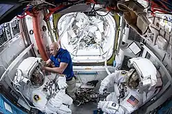 O comandante Parmitano faz os últimos ajustes nos trajes para a caminhada espacial.