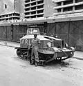 Um soldado britânico guarda um Universal Carrier significativamente modificado, ele tinha sido capturado e usado pela milícia nacionalista indonésia durante a Batalha de Surabaya na Revolução Nacional da Indonésia