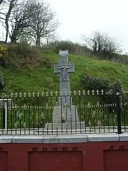 A cruz da cidade posta no local onde Michael Collins, líder do Exército Irlandês, foi morto no verão de 1922.