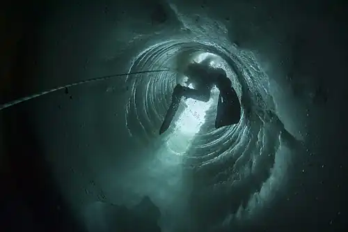 Mergulhador científico polar na Base antártica Dumont-d'Urville, fotografado no interior de um “tubo de gelo” criado a partir da técnica de perfuração petrolífera para aceder à água. Vencedor da categoria «People in Science» em 2017, por Erwan Amice (França).