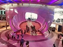 A Pérola, instalação de arte estrutural no Royal Promenade