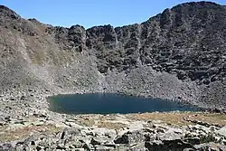 Morena ao redor do lago Icy (2709 m), logo abaixo do pico Musala (2925 m) na Montanhas Rila, Bulgária.
