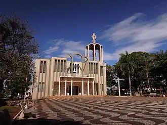Igreja Matriz, na Praça Irmãos Okubo.