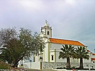 A entrada da vila de Porches com a sua Igreja Matriz