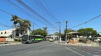 Igreja Matriz de São José à esquerda da Praça Vereador Dumas Chalita