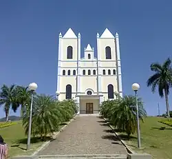 Praça de Calçado com Morro Pedra do Jaspe ao fundo
