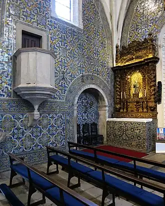 Púlpito e altar lateral esquerdo
