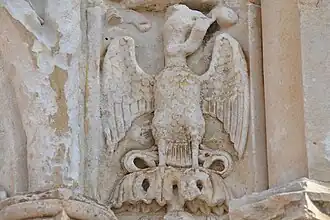 Grutesco (águia) presente no portal