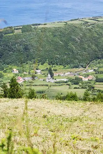 Vista parcial da Ribeirinha e da sua respectiva igreja.