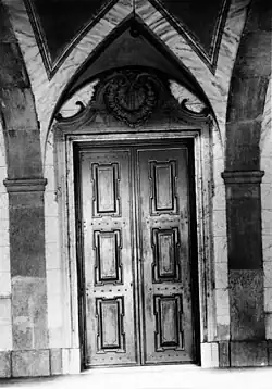 Porta central que dá acesso à nave